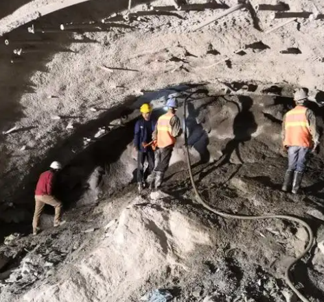 西充拱顶带模注浆料的施工流程及注意事项